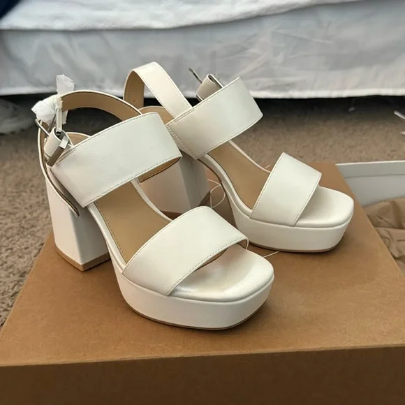 Pretty little white shoes - Picture 1 of 3